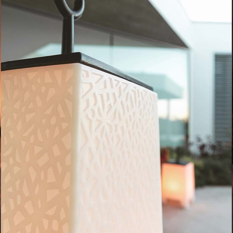 MORA Lámpara 28x28x58 para exterior | VONDOM. Lámpara de Exterior de diseño moderno para jardín o terraza. Dimensiones: 28x28x58 Diseñado por Javier Mariscal. Fabricado en rotomoldeo de resina de polietileno de alta resistencia reforzada con fibra de vidrio y tratamiento UV.