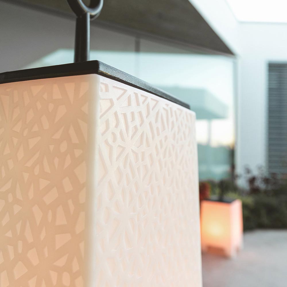 MORA Lámpara 33x33x103 para exterior | VONDOM. Lámpara de Exterior de diseño moderno para jardín o terraza. Dimensiones: 33x33x103 Diseñado por Javier Mariscal. Fabricado en rotomoldeo de resina de polietileno de alta resistencia reforzada con fibra de vidrio y tratamiento UV.