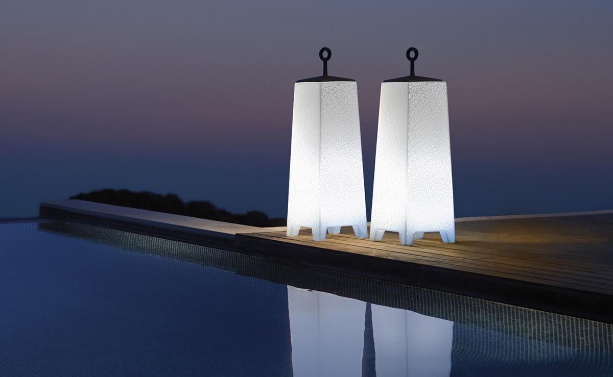 MORA Lámpara 33x33x103 para exterior | VONDOM. Lámpara de Exterior de diseño moderno para jardín o terraza. Dimensiones: 33x33x103 Diseñado por Javier Mariscal. Fabricado en rotomoldeo de resina de polietileno de alta resistencia reforzada con fibra de vidrio y tratamiento UV.