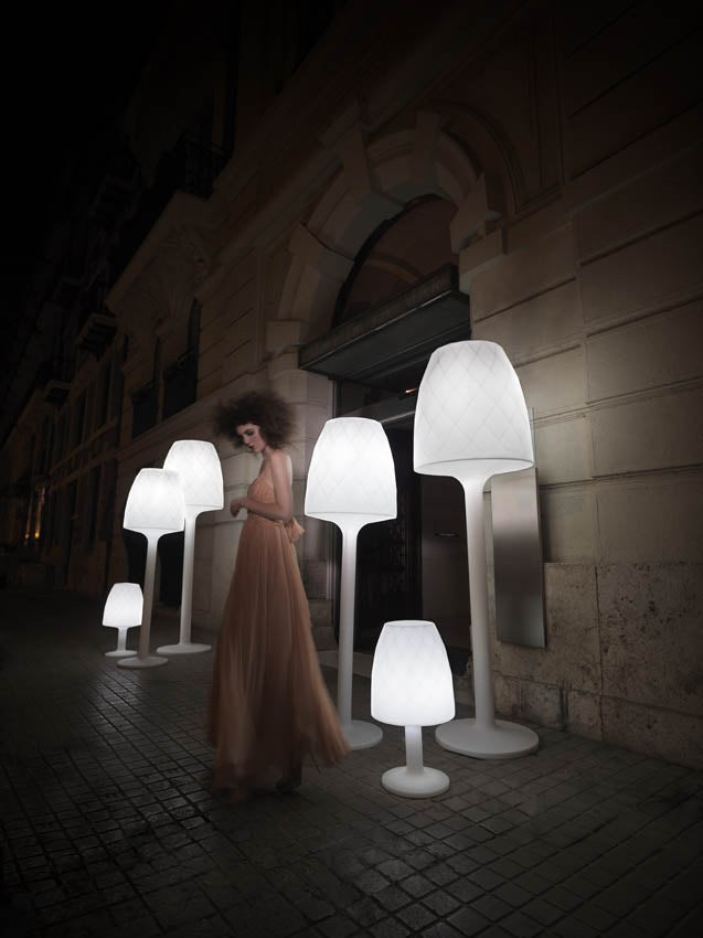 VASES Lámpara 38x70 para exterior | VONDOM. Lámpara de Exterior de diseño moderno para jardín o terraza. Dimensiones: Ø38x70 Diseñado por EstudiHac. Fabricado en rotomoldeo de resina de polietileno de alta resistencia reforzada con fibra de vidrio y tratamiento UV.