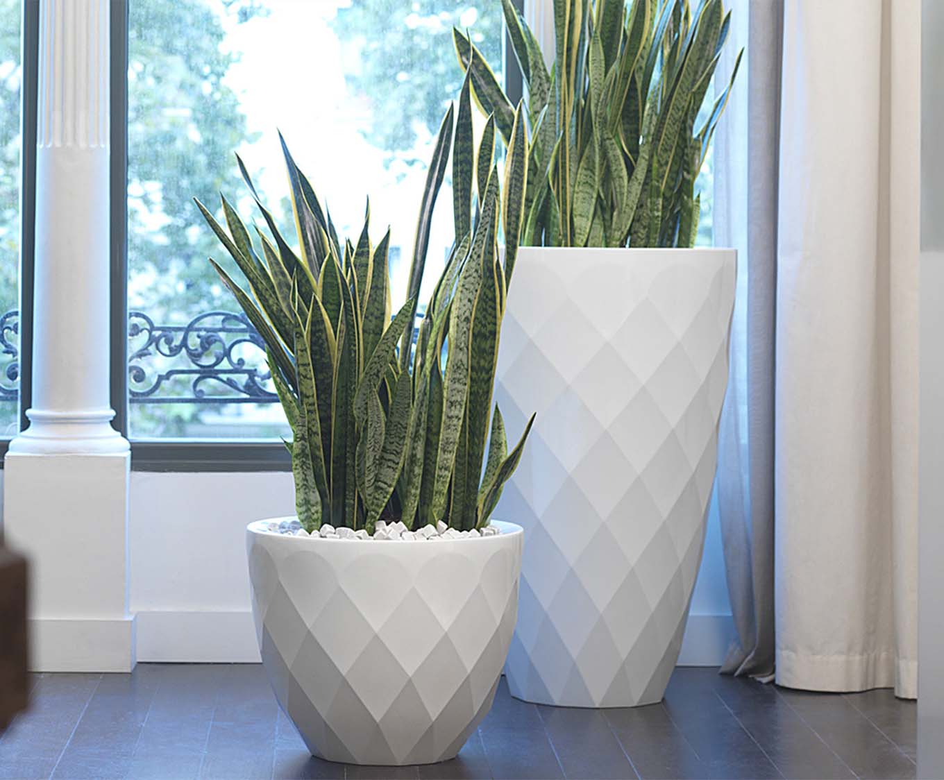 Macetero de Exterior para decorar el jardín o la terraza. Diseñado por EstudiHac. Macetero de diseño moderno fabricado en España. Resina de Polietileno de alta resistencia al exterior y al sol.