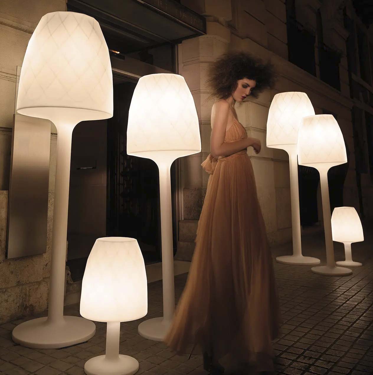 VASES Lámpara 68x220 para exterior | VONDOM. Lámpara de Exterior de diseño moderno para jardín o terraza. Dimensiones: Ø68x220 Diseñado por EstudiHac. Fabricado en rotomoldeo de resina de polietileno de alta resistencia reforzada con fibra de vidrio y tratamiento UV.