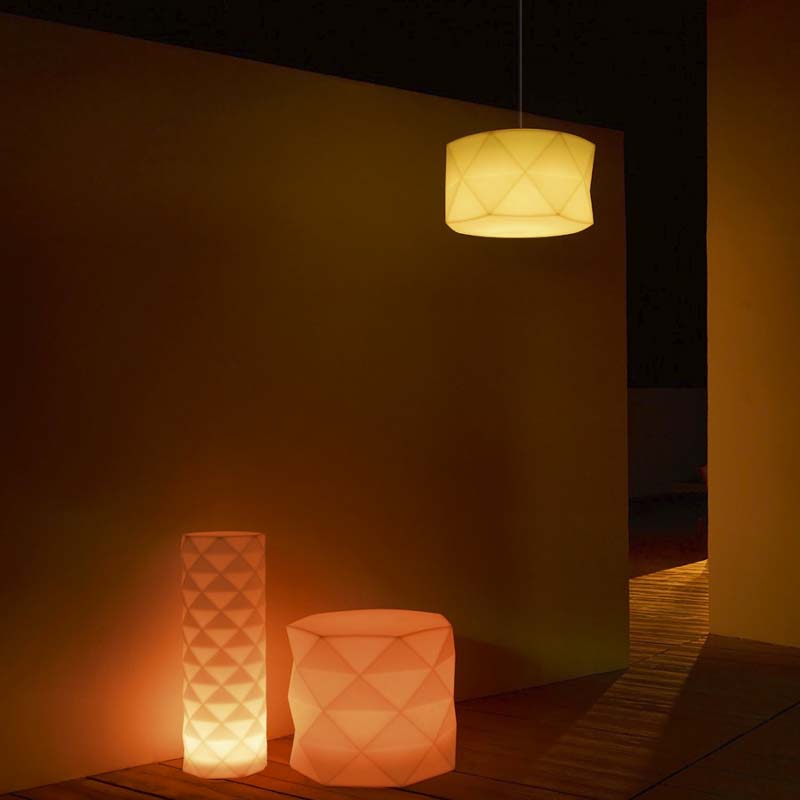 MARQUIS Lámpara Colgante Exterior para exterior | VONDOM. Lámpara de Exterior de diseño moderno para jardín o terraza. Dimensiones: Ø51x32 Diseñado por EstudiHac. Fabricado en rotomoldeo de resina de polietileno de alta resistencia reforzada con fibra de vidrio y tratamiento UV.