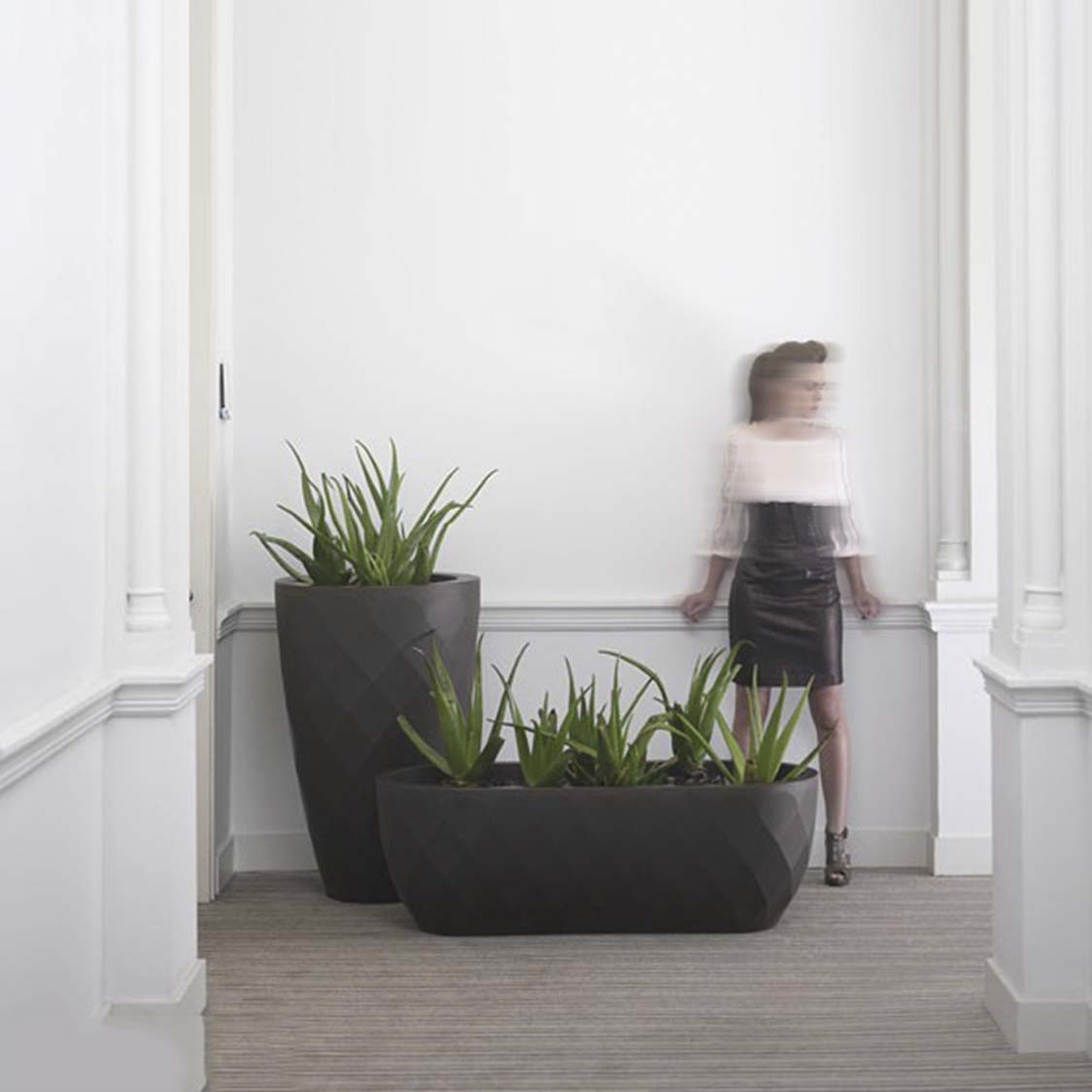 Macetero de Exterior para decorar el jardĂn o la terraza. Diseñado por EstudiHac. Macetero de diseño moderno fabricado en España. Resina de Polietileno de alta resistencia al exterior y al sol.