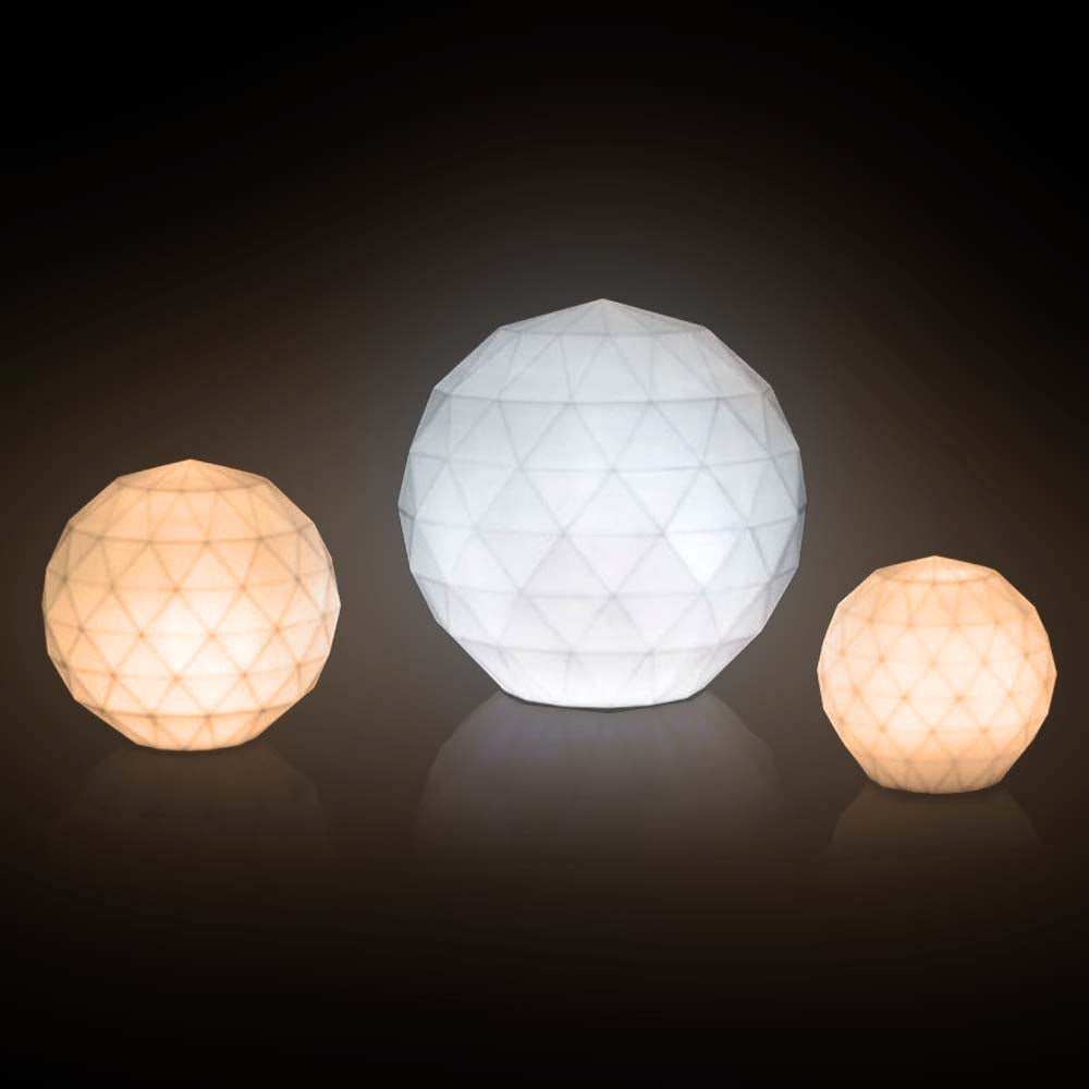 VASES Lámpara Poliédrica para exterior | VONDOM. Lámpara de Exterior de diseño moderno para jardín o terraza. Dimensiones: Ø30x30 Diseñado por EstudiHac. Fabricado en rotomoldeo de resina de polietileno de alta resistencia reforzada con fibra de vidrio y tratamiento UV.