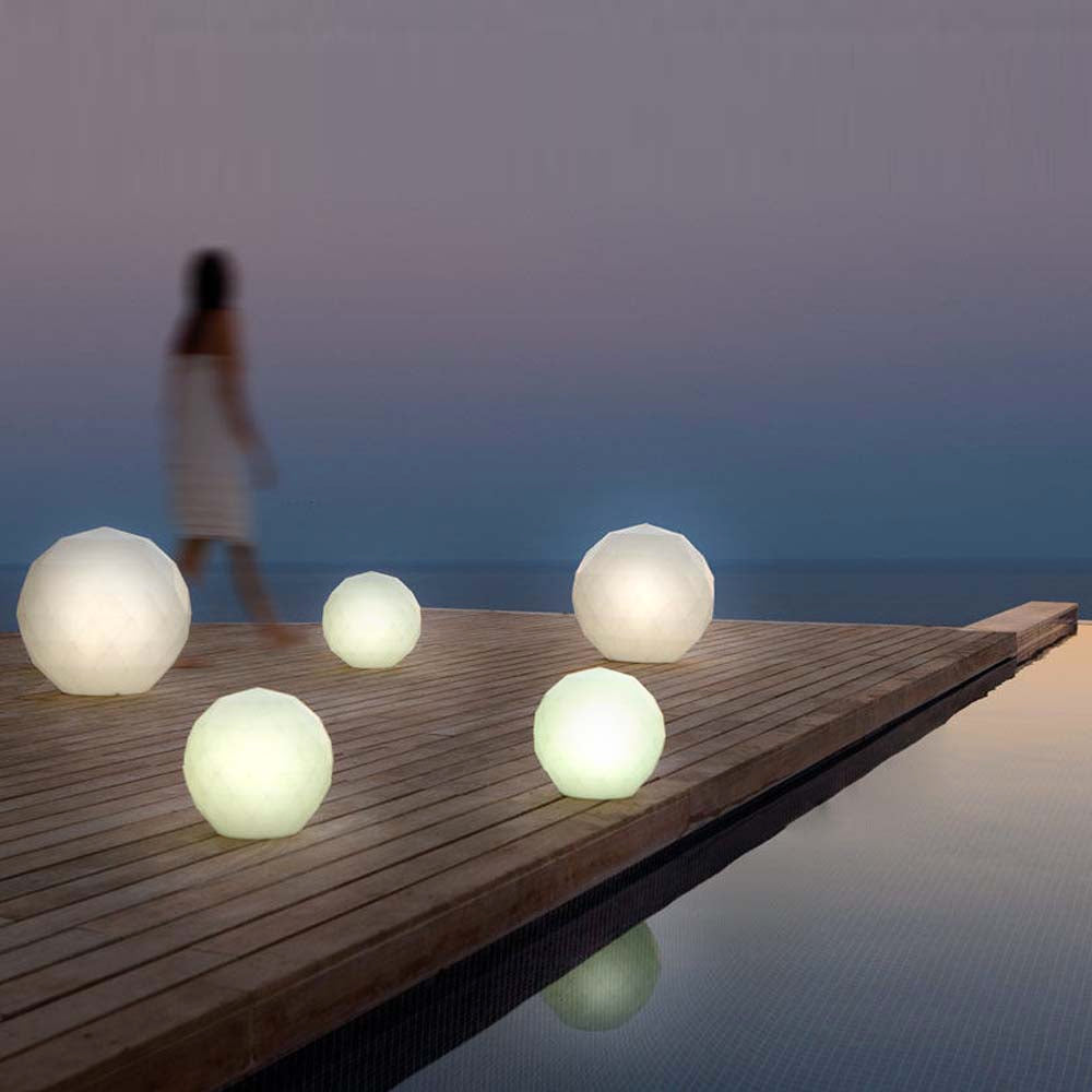 VASES Lámpara Poliédrica para exterior | VONDOM. Lámpara de Exterior de diseño moderno para jardín o terraza. Dimensiones: Ø30x30 Diseñado por EstudiHac. Fabricado en rotomoldeo de resina de polietileno de alta resistencia reforzada con fibra de vidrio y tratamiento UV.