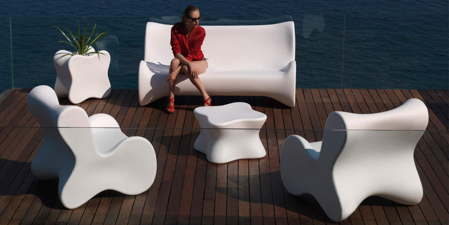 PAL Sofa 180x92x89cm para exterior | VONDOM. Sofa de diseño moderno para jardĂn o terraza. Dimensiones: 180x92x89 Diseñado por Karim Rashid. Fabricado en rotomoldeo de resina de polietileno de alta resistencia reforzada con fibra de vidrio y tratamiento UV.