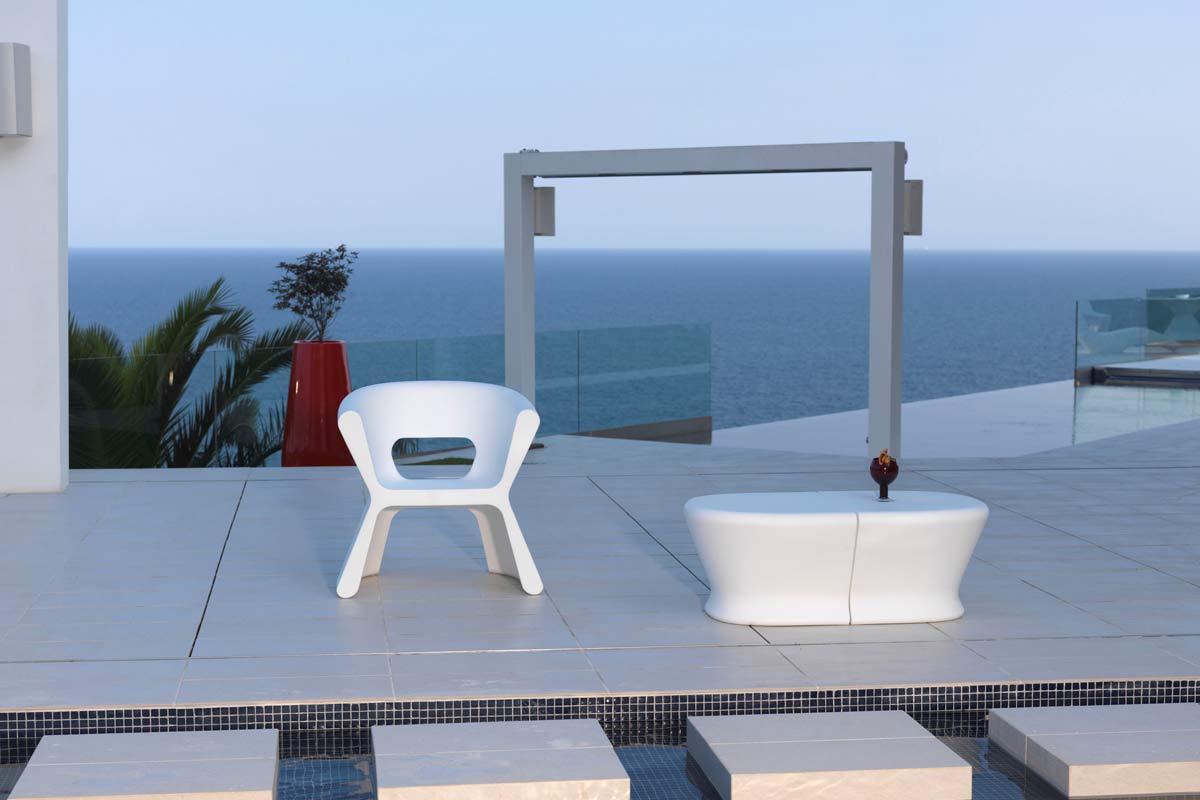 PAL Mesa 60x53x40cm para exterior | VONDOM. Mesa Baja de diseño moderno para jardín o terraza. Dimensiones: 60x53x40 Diseñado por Karim Rashid. Fabricado en rotomoldeo de resina de polietileno de alta resistencia reforzada con fibra de vidrio y tratamiento UV.
