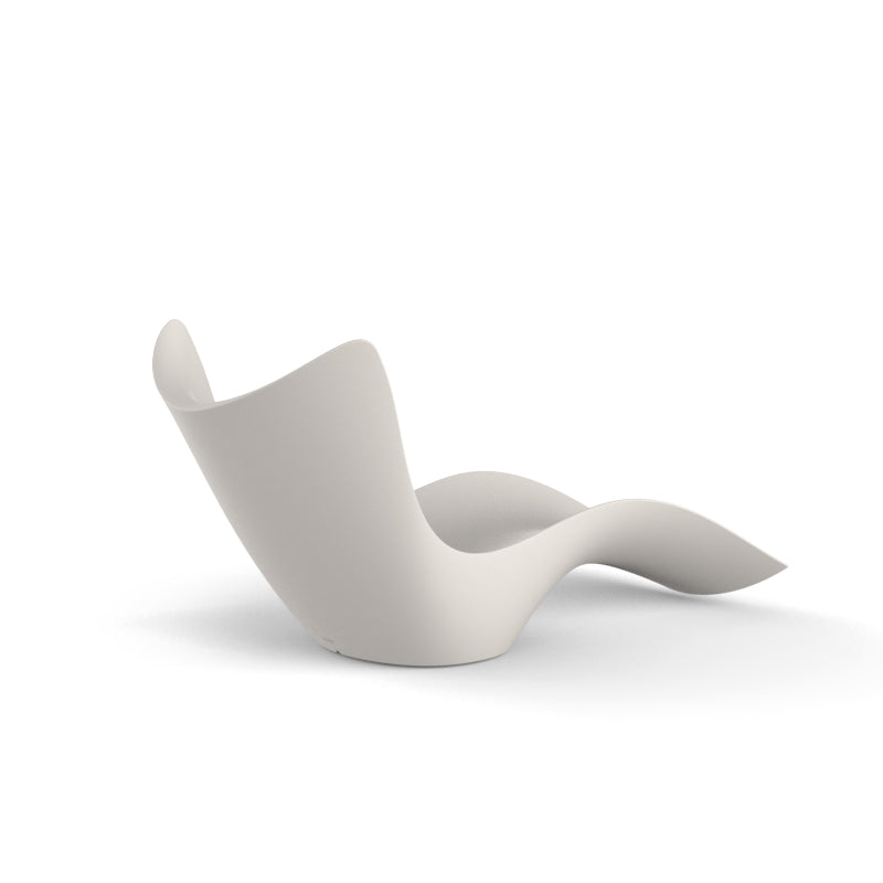 SURF Tumbona 200x90x90 para exterior | VONDOM. Tumbona de diseño moderno para jardín o terraza. Dimensiones: 90x200x90 Diseñado por Karim Rashid. Fabricado en rotomoldeo de resina de polietileno de alta resistencia reforzada con fibra de vidrio y tratamiento UV.