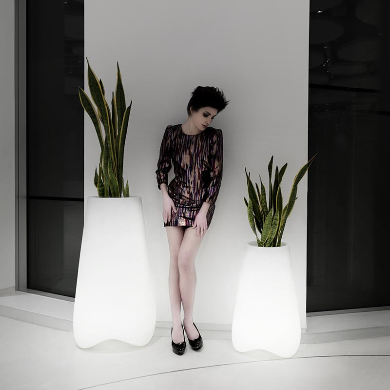 Macetero de Exterior para decorar el jardín o la terraza. Diseñado por Karim Rashid. Macetero de diseño moderno fabricado en España. Resina de Polietileno de alta resistencia al exterior y al sol.