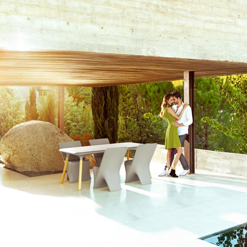 PAL Silla 53x50x80 Sin Brazos para exterior | VONDOM. Silla de diseño moderno para jardín o terraza. Dimensiones: 50x53x80 Diseñado por Karim Rashid. Fabricado en rotomoldeo de resina de polietileno de alta resistencia reforzada con fibra de vidrio y tratamiento UV.