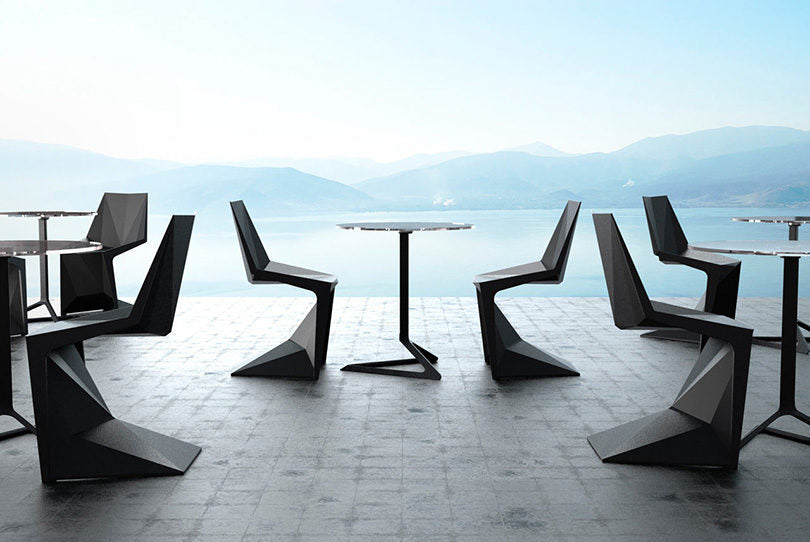VOXEL Silla (4 Pack) Sin Brazos Apilable para exterior | VONDOM. Silla de diseño moderno para jardín o terraza. Dimensiones: 54x54x85 Diseñado por Karim Rashid . Fabricado por inyección de resina de alta resistencia reforzada con fibra de vidrio y tratamiento UV.
