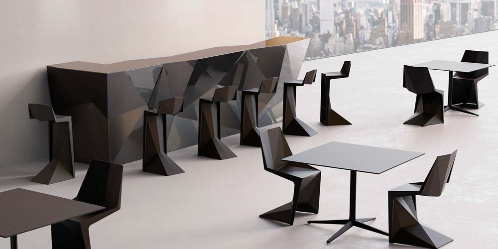 VOXEL Silla (4 Pack) Sin Brazos Apilable para exterior | VONDOM. Silla de diseño moderno para jardín o terraza. Dimensiones: 54x54x85 Diseñado por Karim Rashid . Fabricado por inyección de resina de alta resistencia reforzada con fibra de vidrio y tratamiento UV.