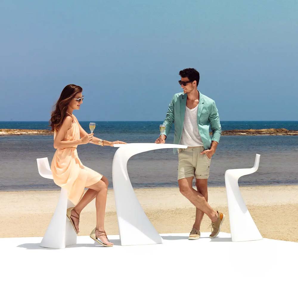 WING Taburete 40x40x87cm para exterior | VONDOM. Taburete de diseño moderno para jardín o terraza. Dimensiones: 40x40x87 Diseñado por ACero. Fabricado en rotomoldeo de resina de polietileno de alta resistencia reforzada con fibra de vidrio y tratamiento UV.
