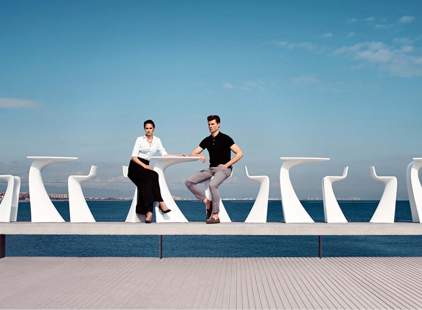 WING Taburete 40x40x87cm para exterior | VONDOM. Taburete de diseño moderno para jardín o terraza. Dimensiones: 40x40x87 Diseñado por ACero. Fabricado en rotomoldeo de resina de polietileno de alta resistencia reforzada con fibra de vidrio y tratamiento UV.