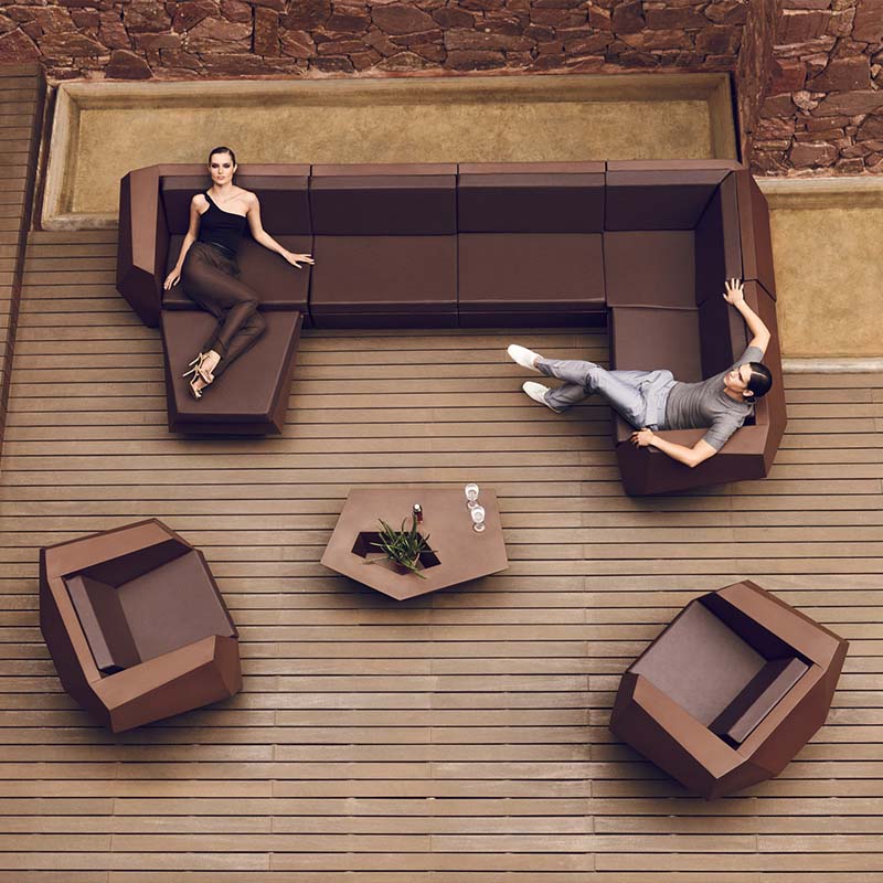 FAZ Sillon - Butaca 120x100x70cm para exterior | VONDOM. Sillon - Butaca de diseño moderno para jardín o terraza. Dimensiones: 120x100x70 Diseñado por Ramón Esteve. Fabricado en rotomoldeo de resina de polietileno de alta resistencia reforzada con fibra de vidrio y tratamiento UV.