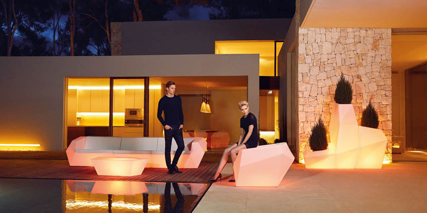 FAZ Sofa Módulo Izquierda para exterior | VONDOM. Sofa Modular de diseño moderno para jardín o terraza. Dimensiones: 121x100x70 Diseñado por Ramón Esteve. Fabricado en rotomoldeo de resina de polietileno de alta resistencia reforzada con fibra de vidrio y tratamiento UV.