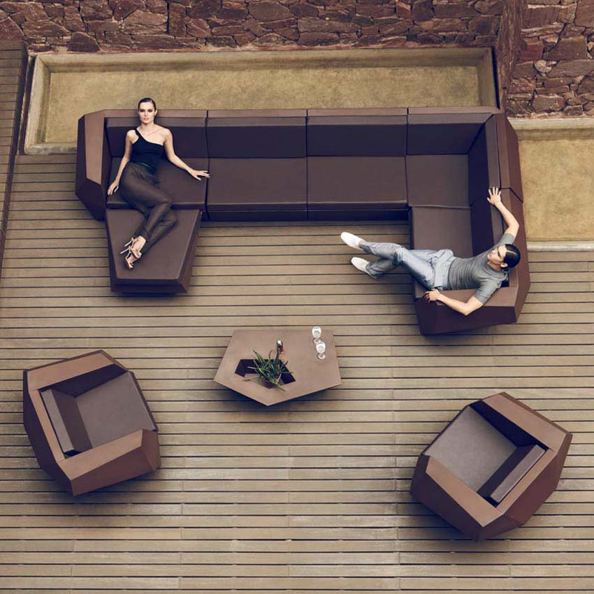 FAZ Chaiselongue para exterior | VONDOM. Taburete de diseño moderno para jardín o terraza. Dimensiones: 90x85x32 Diseñado por Ramón Esteve. Fabricado en rotomoldeo de resina de polietileno de alta resistencia reforzada con fibra de vidrio y tratamiento UV.