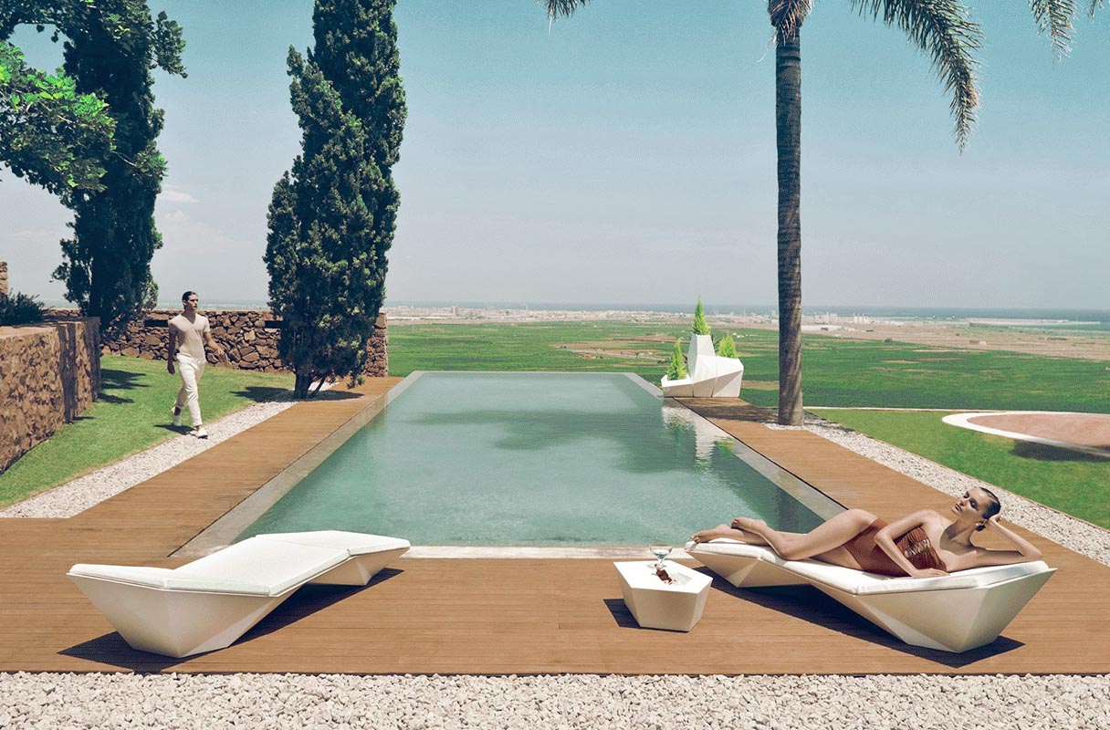 FAZ Tumbona 70x207x44cm para exterior | VONDOM. Tumbona de diseño moderno para jardín o terraza. Dimensiones: 70x207x44 Diseñado por Ramón Esteve. Fabricado en rotomoldeo de resina de polietileno de alta resistencia reforzada con fibra de vidrio y tratamiento UV.
