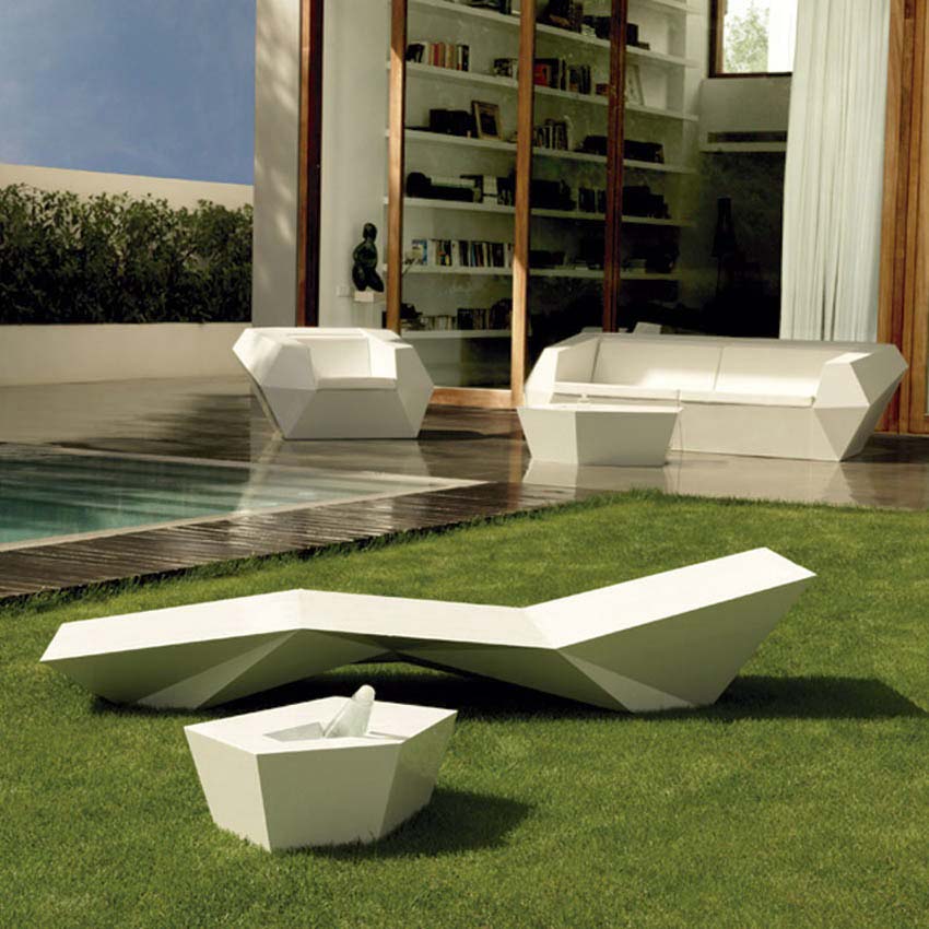 FAZ Mesa Tumbona 60x57x22 para exterior | VONDOM. Mesa Baja de diseño moderno para jardín o terraza. Dimensiones: 60x57x22 Diseñado por Ramón Esteve. Fabricado en rotomoldeo de resina de polietileno de alta resistencia reforzada con fibra de vidrio y tratamiento UV.