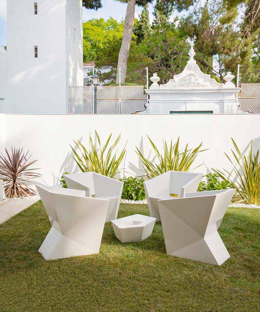 FAZ Silla con Brazos para exterior | VONDOM. Silla de diseño moderno para jardín o terraza. Dimensiones: 72x65x76 Diseñado por Ramón Esteve. Fabricado en rotomoldeo de resina de polietileno de alta resistencia reforzada con fibra de vidrio y tratamiento UV.