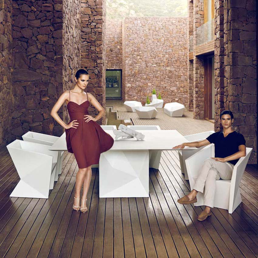 FAZ Silla con Brazos para exterior | VONDOM. Silla de diseño moderno para jardín o terraza. Dimensiones: 72x65x76 Diseñado por Ramón Esteve. Fabricado en rotomoldeo de resina de polietileno de alta resistencia reforzada con fibra de vidrio y tratamiento UV.
