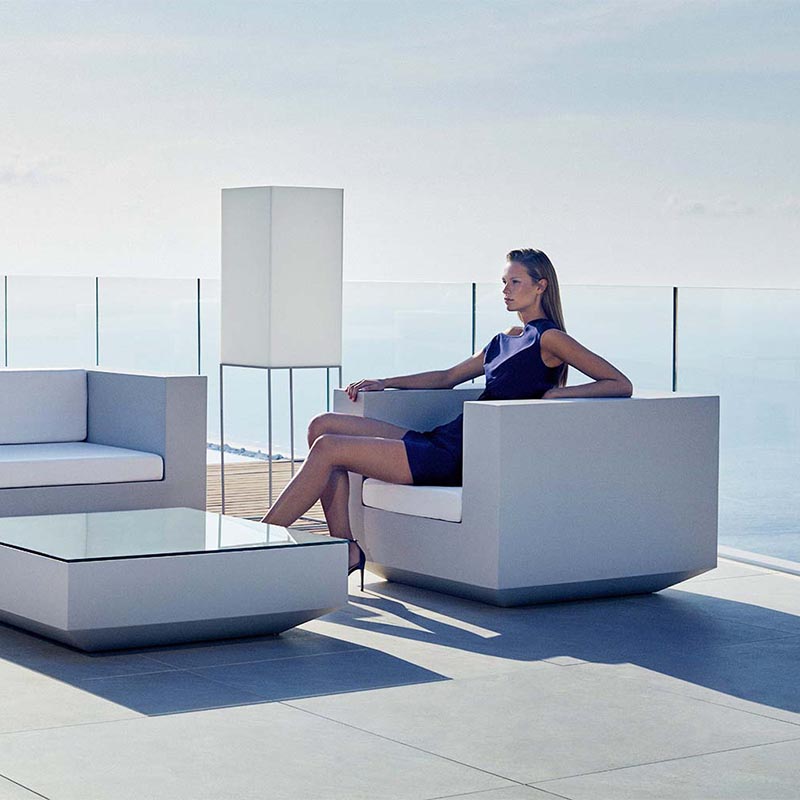 VELA Sillon - Butaca para exterior | VONDOM. Sillon - Butaca de diseño moderno para jardín o terraza. Dimensiones: 100x100x72 Diseñado por Ramón Esteve. Fabricado en rotomoldeo de resina de polietileno de alta resistencia reforzada con fibra de vidrio y tratamiento UV.