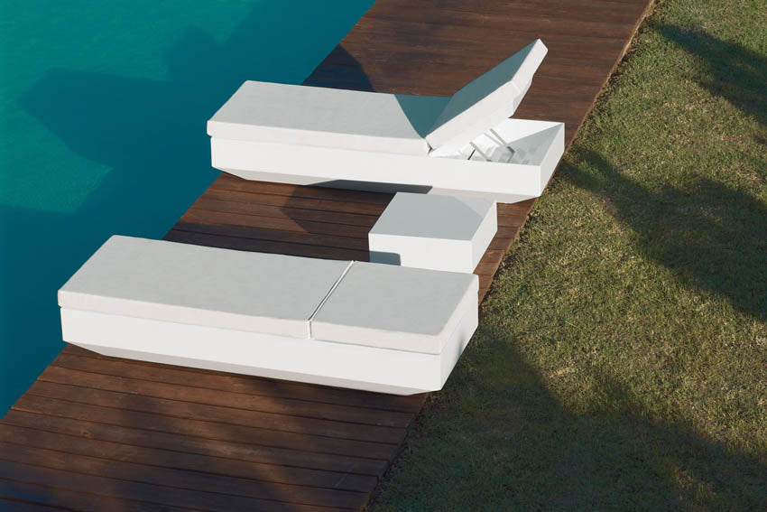 VELA Mesa 60x60x30 para exterior | VONDOM. Mesa Baja de diseño moderno para jardín o terraza. Dimensiones: 60x60x30 Diseñado por Ramón Esteve. Fabricado en rotomoldeo de resina de polietileno de alta resistencia reforzada con fibra de vidrio y tratamiento UV.