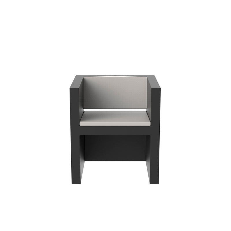 VELA Silla con Brazos 58x55x65cm para exterior | VONDOM. Silla de diseño moderno para jardín o terraza. Dimensiones: 58x55x65 Diseñado por Ramón Esteve. Fabricado en rotomoldeo de resina de polietileno de alta resistencia reforzada con fibra de vidrio y tratamiento UV.