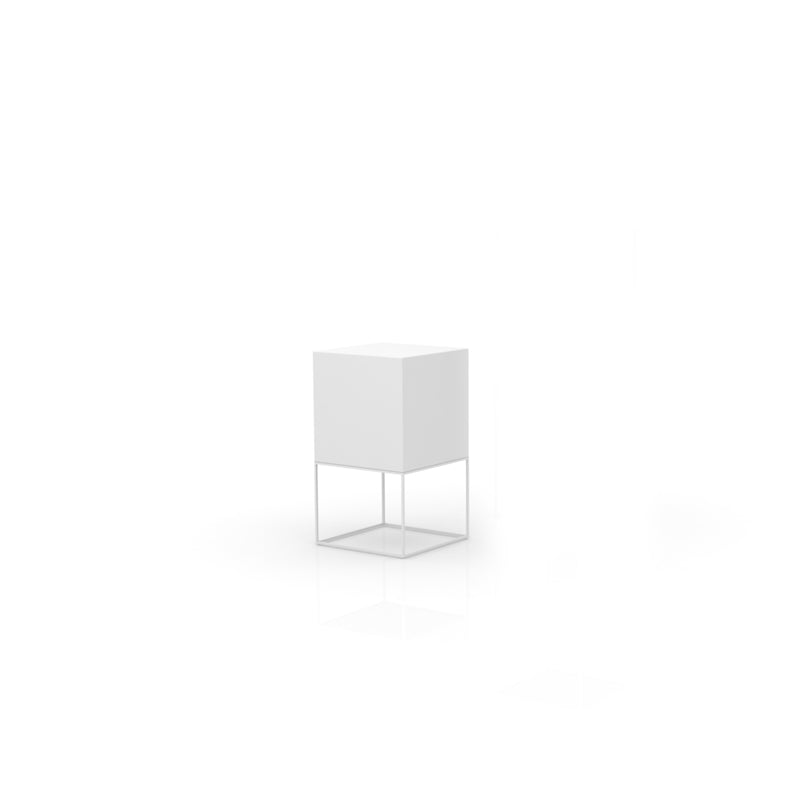 VELA Lampara CUBO para exterior | VONDOM. Lámpara de Exterior de diseño moderno para jardín o terraza. Dimensiones: 40x40x70 Diseñado por Ramón Esteve. Fabricado en rotomoldeo de resina de polietileno de alta resistencia reforzada con fibra de vidrio y tratamiento UV.