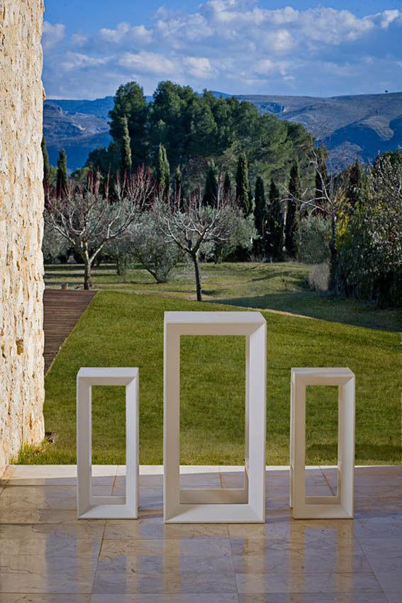 FRAME Mesa Alta 50x50x100 para exterior | VONDOM. Mesa Alta de diseño moderno para jardín o terraza. Dimensiones: 50x50x100 Diseñado por Ramón Esteve. Fabricado en rotomoldeo de resina de polietileno de alta resistencia reforzada con fibra de vidrio y tratamiento UV.