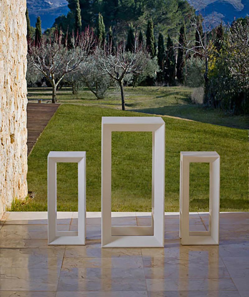 FRAME Taburete 30x30x72 para exterior | VONDOM. Taburete de diseño moderno para jardín o terraza. Dimensiones: 30x30x72 Diseñado por Ramón Esteve. Fabricado en rotomoldeo de resina de polietileno de alta resistencia reforzada con fibra de vidrio y tratamiento UV.