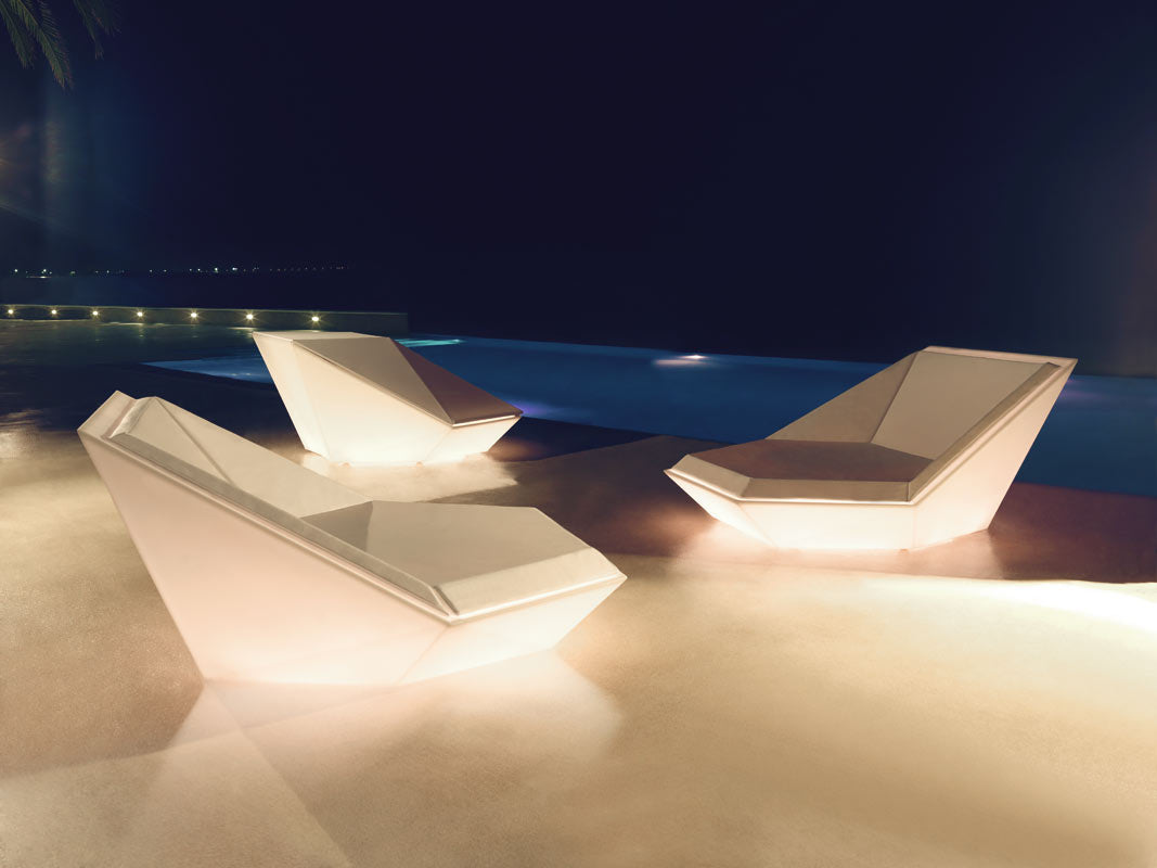 FAZ Daybed para exterior | VONDOM. Daybed de diseño moderno para jardín o terraza. Dimensiones: 180x180x90 Diseñado por Ramón Esteve. Fabricado en rotomoldeo de resina de polietileno de alta resistencia reforzada con fibra de vidrio y tratamiento UV.