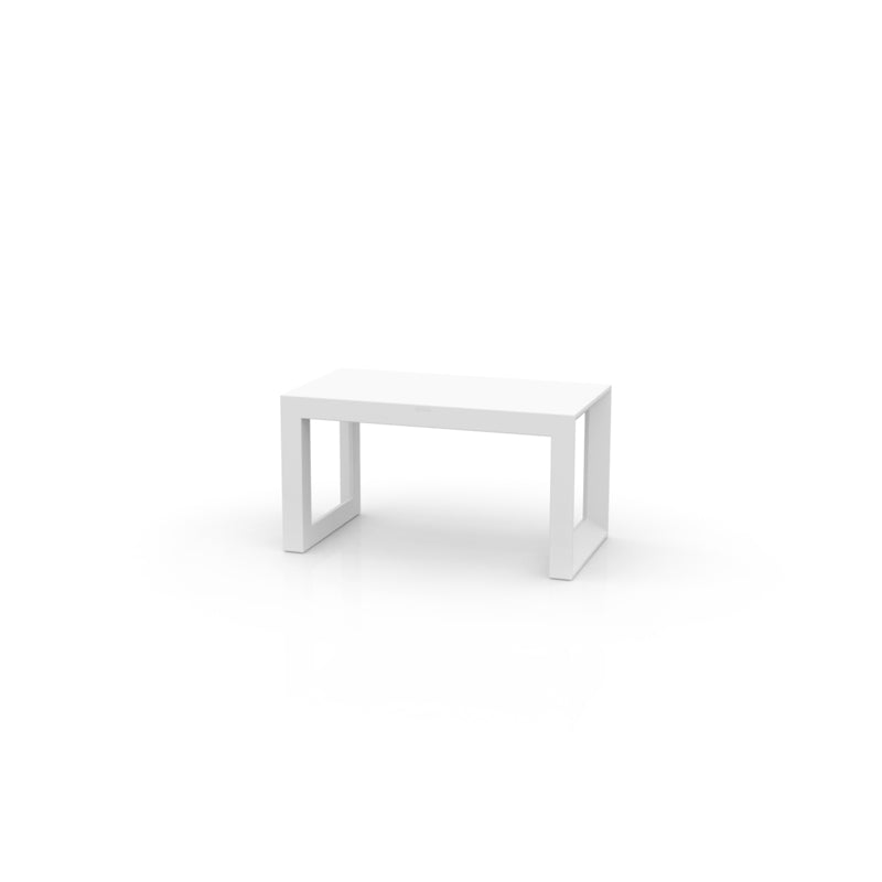Banco FRAME 80x43x43 para exterior | VONDOM. Banco de diseño moderno para jardín o terraza. Dimensiones: 43x80x43 Diseñado por Ramón Esteve. Fabricado en rotomoldeo de resina de polietileno de alta resistencia reforzada con fibra de vidrio y tratamiento UV.