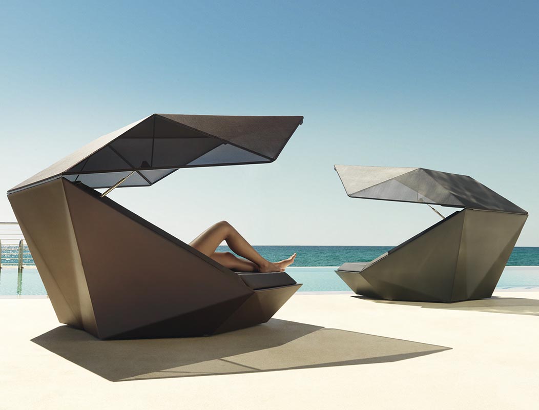 FAZ Daybed con parasol para exterior | VONDOM. Daybed de diseño moderno para jardín o terraza. Dimensiones: 180x180x90 Diseñado por Ramón Esteve. Fabricado en rotomoldeo de resina de polietileno de alta resistencia reforzada con fibra de vidrio y tratamiento UV.