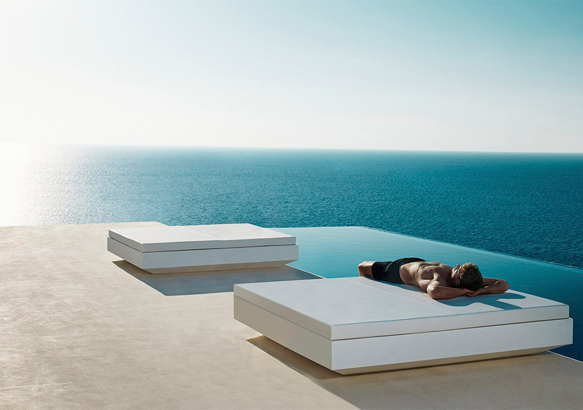 VELA Daybed Cuadrado con Respaldo Reclinable para exterior | VONDOM. Daybed de diseño moderno para jardín o terraza. Dimensiones: 200x180x40 Diseñado por Ramón Esteve. Fabricado en rotomoldeo de resina de polietileno de alta resistencia reforzada con fibra de vidrio y tratamiento UV.