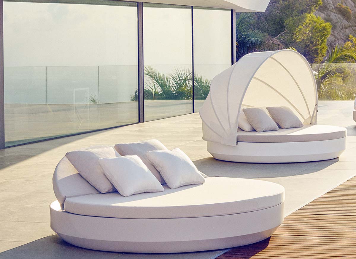 VELA Daybed Ø210 Redondo con Respaldo Reclinable para exterior | VONDOM. Daybed de diseño moderno para jardín o terraza. Dimensiones: 210x210x40 Diseñado por Ramón Esteve. Fabricado en rotomoldeo de resina de polietileno de alta resistencia reforzada con fibra de vidrio y tratamiento UV.
