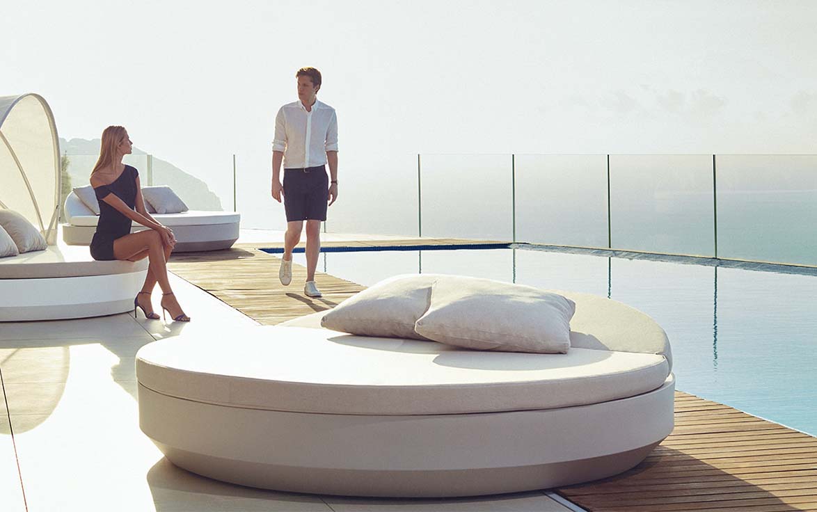 VELA Daybed Ø210 Redondo con Respaldo Reclinable para exterior | VONDOM. Daybed de diseño moderno para jardín o terraza. Dimensiones: 210x210x40 Diseñado por Ramón Esteve. Fabricado en rotomoldeo de resina de polietileno de alta resistencia reforzada con fibra de vidrio y tratamiento UV.