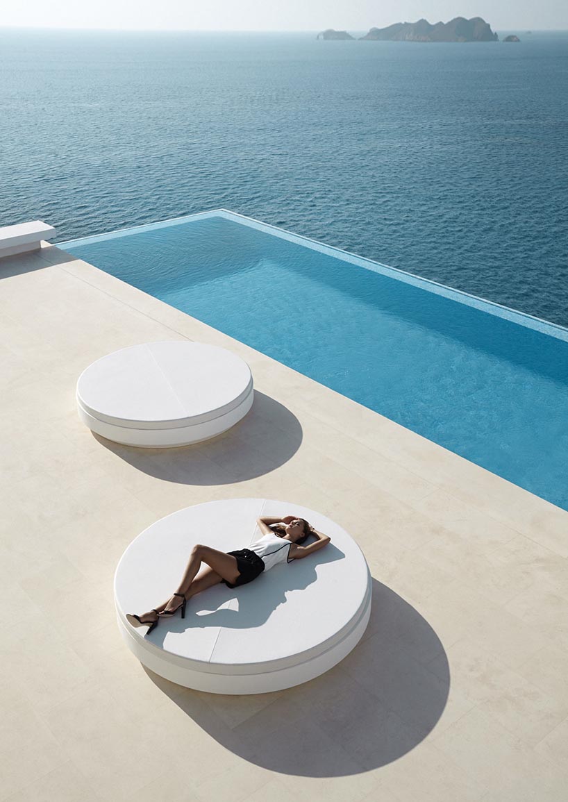 VELA Daybed Ø210 Redondo con Respaldo Reclinable para exterior | VONDOM. Daybed de diseño moderno para jardín o terraza. Dimensiones: 210x210x40 Diseñado por Ramón Esteve. Fabricado en rotomoldeo de resina de polietileno de alta resistencia reforzada con fibra de vidrio y tratamiento UV.