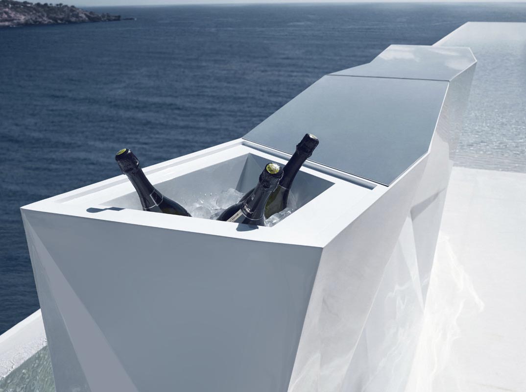 FAZ Barra Central + Cubitera para exterior | VONDOM. Barra de diseño moderno para jardín o terraza. Dimensiones: 189x66x116 Diseñado por Ramón Esteve. Fabricado en rotomoldeo de resina de polietileno de alta resistencia reforzada con fibra de vidrio y tratamiento UV.