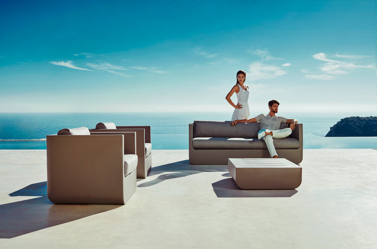ULM Sillon - Butaca 82x82x73 para exterior | VONDOM. Sillon - Butaca de diseño moderno para jardín o terraza. Dimensiones: 82x82x73 Diseñado por Ramón Esteve. Fabricado en rotomoldeo de resina de polietileno de alta resistencia reforzada con fibra de vidrio y tratamiento UV.