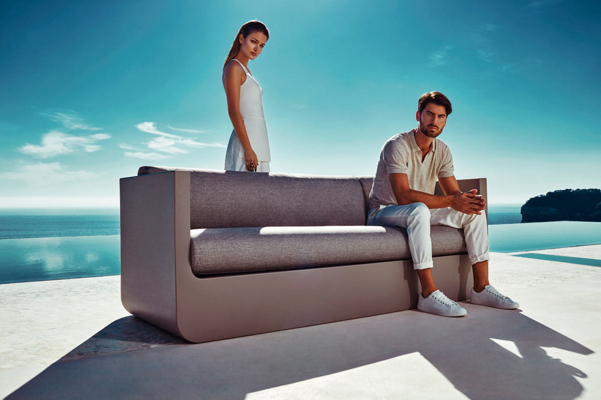 ULM Sofa 200x82x72 para exterior | VONDOM. Sofa de diseño moderno para jardín o terraza. Dimensiones: 200x82x72 Diseñado por Ramón Esteve. Fabricado en rotomoldeo de resina de polietileno de alta resistencia reforzada con fibra de vidrio y tratamiento UV.