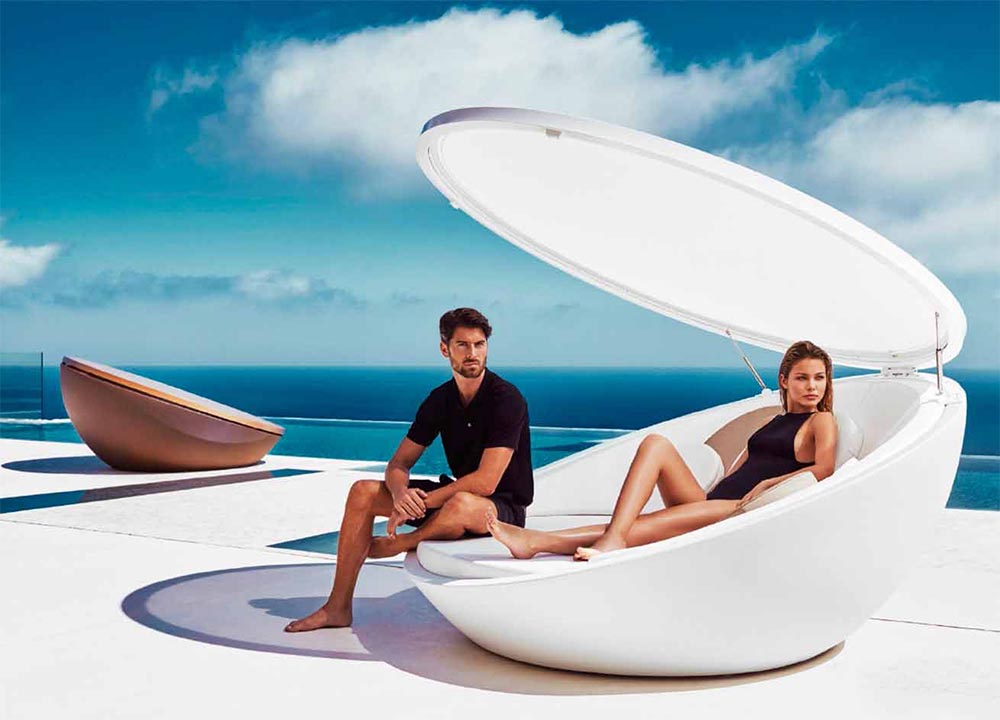 ULM Daybed con parasol para exterior | VONDOM. Daybed de diseño moderno para jardín o terraza. Dimensiones: 210x200x97 Diseñado por Ramón Esteve. Fabricado en rotomoldeo de resina de polietileno de alta resistencia reforzada con fibra de vidrio y tratamiento UV.