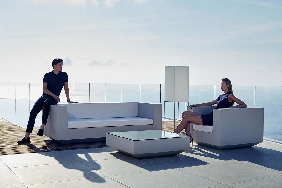 VELA Sofa 220cm para exterior | VONDOM. Sofa de diseño moderno para jardín o terraza. Dimensiones: 220x100x72 Diseñado por Ramón Esteve. Fabricado en rotomoldeo de resina de polietileno de alta resistencia reforzada con fibra de vidrio y tratamiento UV.