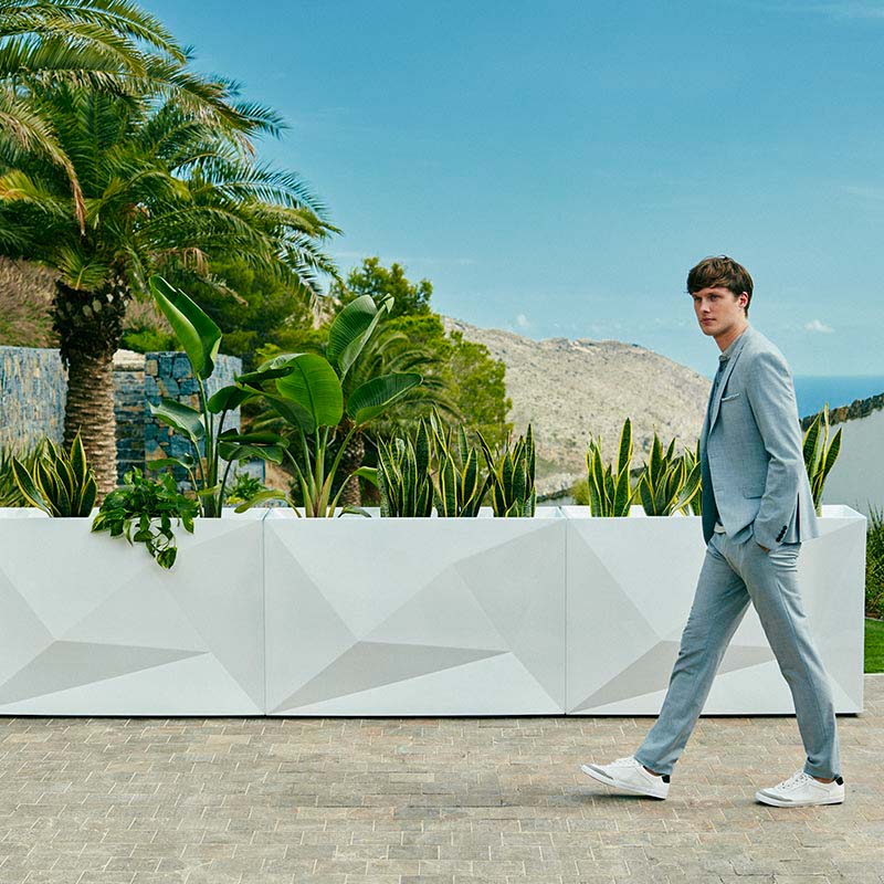 Macetero de Exterior para decorar el jardín o la terraza. Diseñado por Ramón Esteve. Macetero de diseño moderno fabricado en España. Resina de Polietileno de alta resistencia al exterior y al sol.