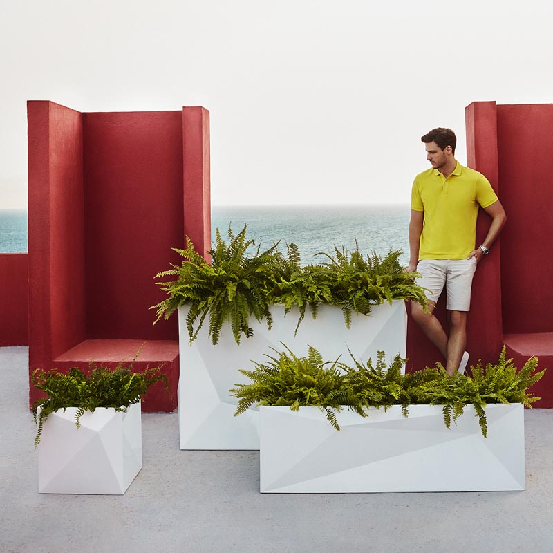 Macetero de Exterior para decorar el jardín o la terraza. Diseñado por Ramón Esteve. Macetero de diseño moderno fabricado en España. Resina de Polietileno de alta resistencia al exterior y al sol.