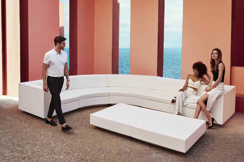 VELA Mesa Ø80cm para exterior | VONDOM. Mesa Baja de diseño moderno para jardín o terraza. Dimensiones: Ø80x30 Diseñado por Ramón Esteve. Fabricado en rotomoldeo de resina de polietileno de alta resistencia reforzada con fibra de vidrio y tratamiento UV.