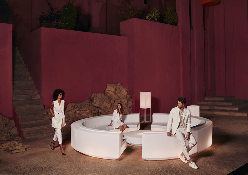 VELA Mesa Ø80cm para exterior | VONDOM. Mesa Baja de diseño moderno para jardín o terraza. Dimensiones: Ø80x30 Diseñado por Ramón Esteve. Fabricado en rotomoldeo de resina de polietileno de alta resistencia reforzada con fibra de vidrio y tratamiento UV.