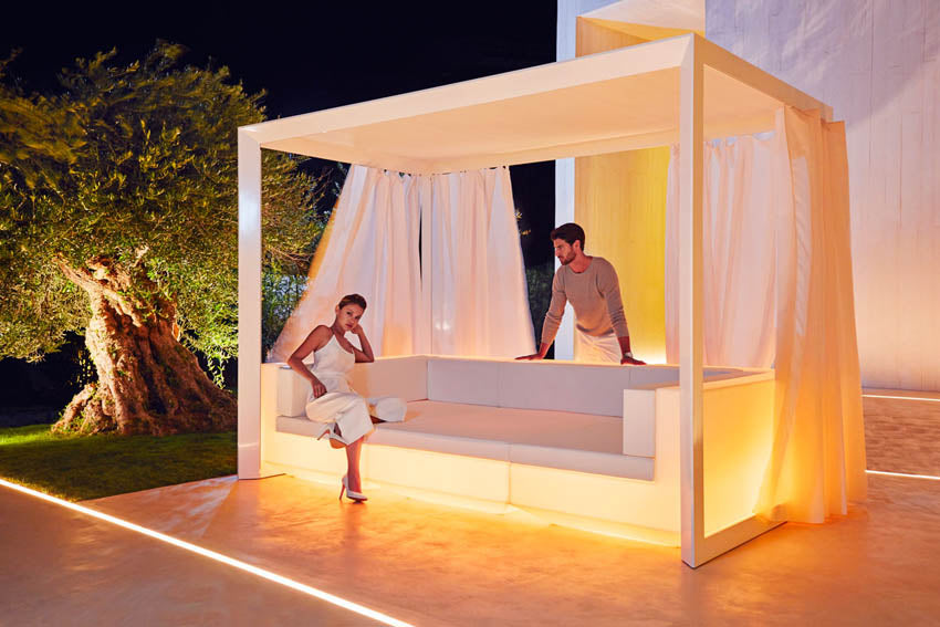 VELA Mesa Ø80cm para exterior | VONDOM. Mesa Baja de diseño moderno para jardín o terraza. Dimensiones: Ø80x30 Diseñado por Ramón Esteve. Fabricado en rotomoldeo de resina de polietileno de alta resistencia reforzada con fibra de vidrio y tratamiento UV.