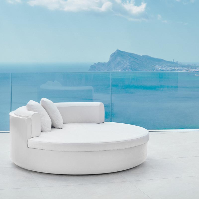 ULM Daybed Ø180 Redondo con Respaldo Reclinable para exterior | VONDOM. Daybed de diseño moderno para jardín o terraza. Dimensiones: 180x180x40 Diseñado por Ramón Esteve. Fabricado en rotomoldeo de resina de polietileno de alta resistencia reforzada con fibra de vidrio y tratamiento UV.